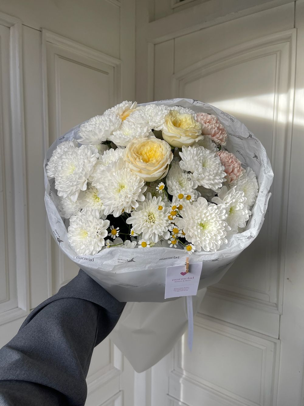 Букет из хризантемы, ромашки, кустовой пионовидной розы и диантусов!