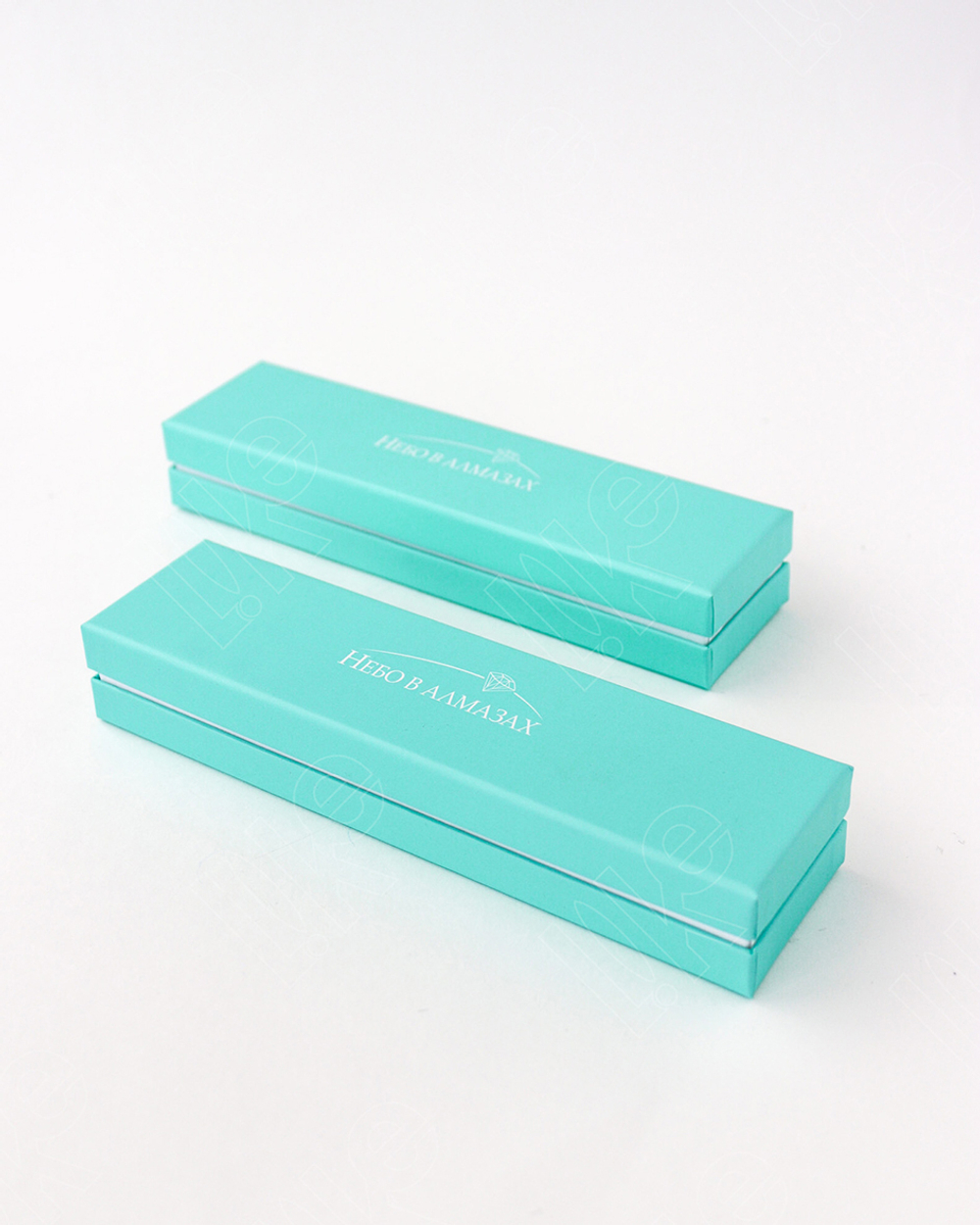 Футляр картонный с округлыми гранями и прослойкой.