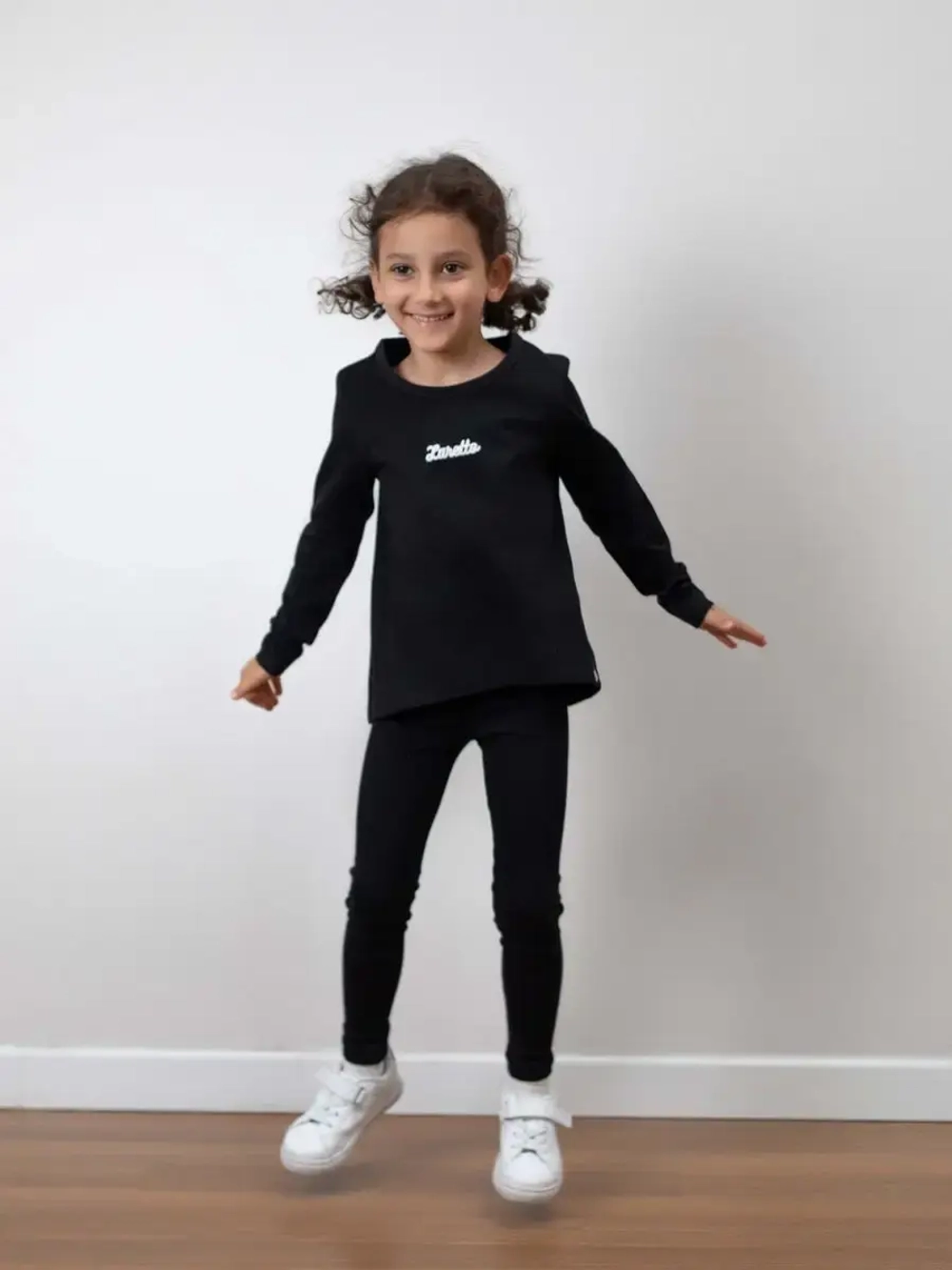 Спортивный костюм для девочки на весну с леггинсами