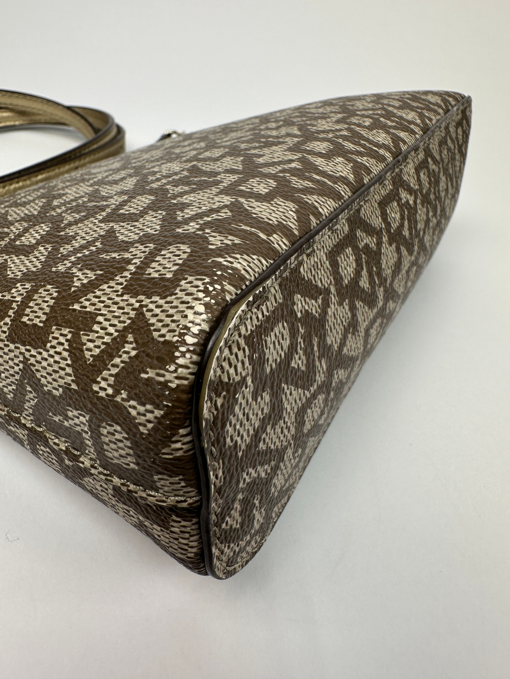 Сумка DKNY Bryant Dome Crossbody