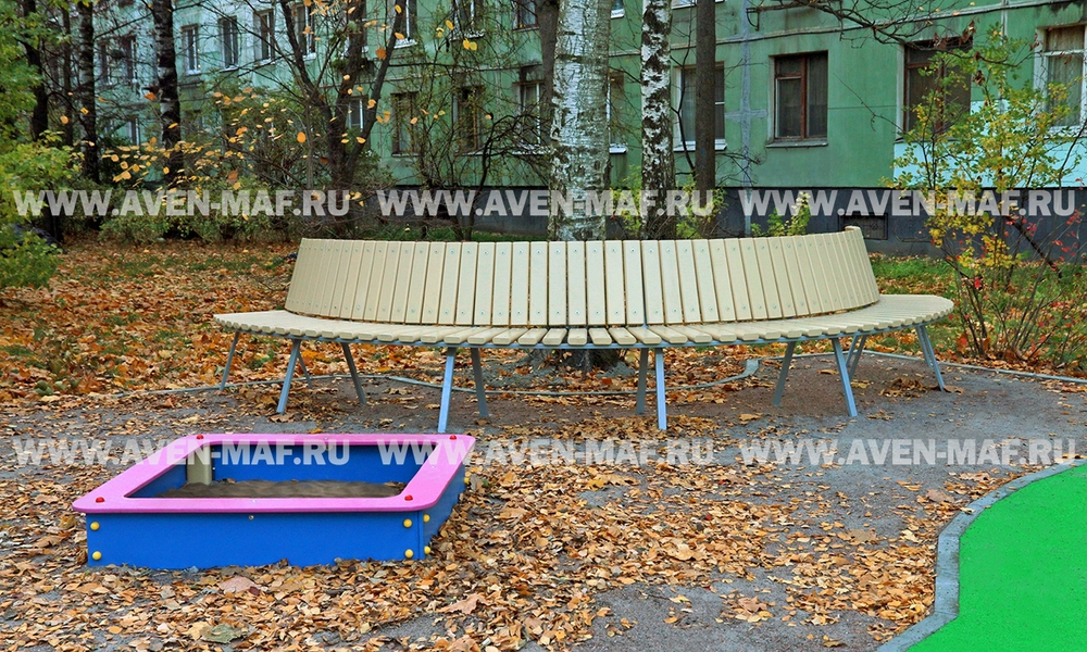 Скамейка на металлическом каркасе