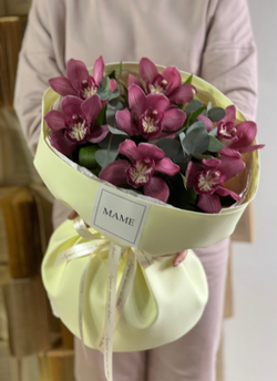 Орхидея Цимбидиум и эвкалипт в нежном воздушном оформлении