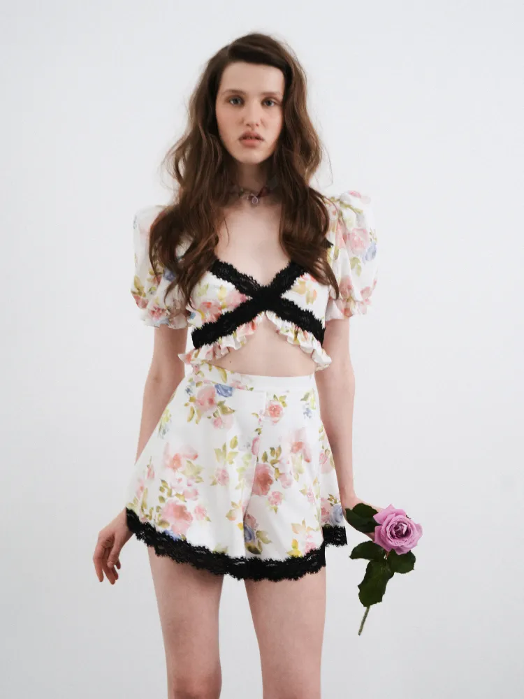 Пенни (Penny), топ из молочного крепдешина с цветочным принтом, с отделкой черным кружевом 