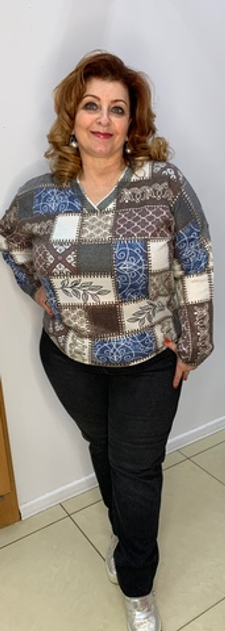 Джемпер с V-образным вырезом и оригинальным цветным изображением