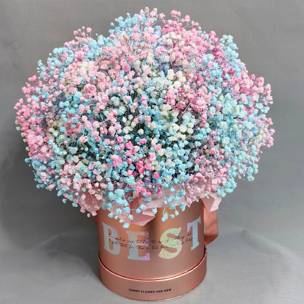 Композиция с радужной гипсофилой