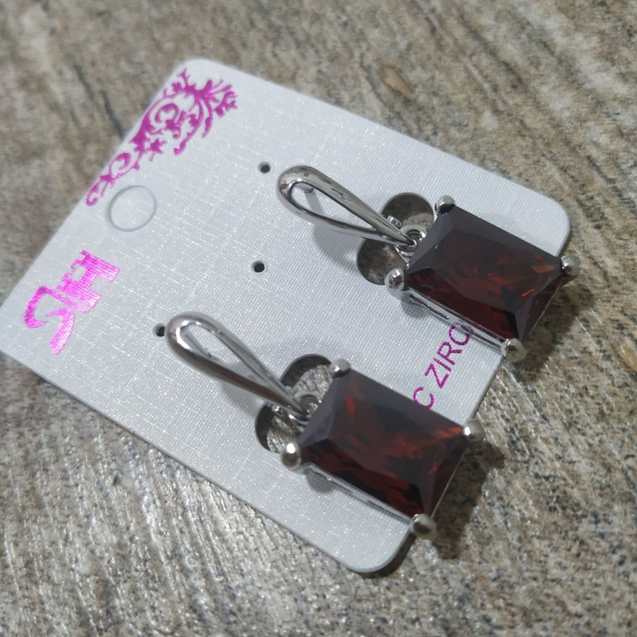 Серьги на англ.заст. Cubic Zirconia подвеска прямоугольник цвет красный металл серебристый