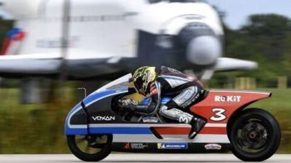 Электрический мотоцикл побил четыре рекорда скорости на суше