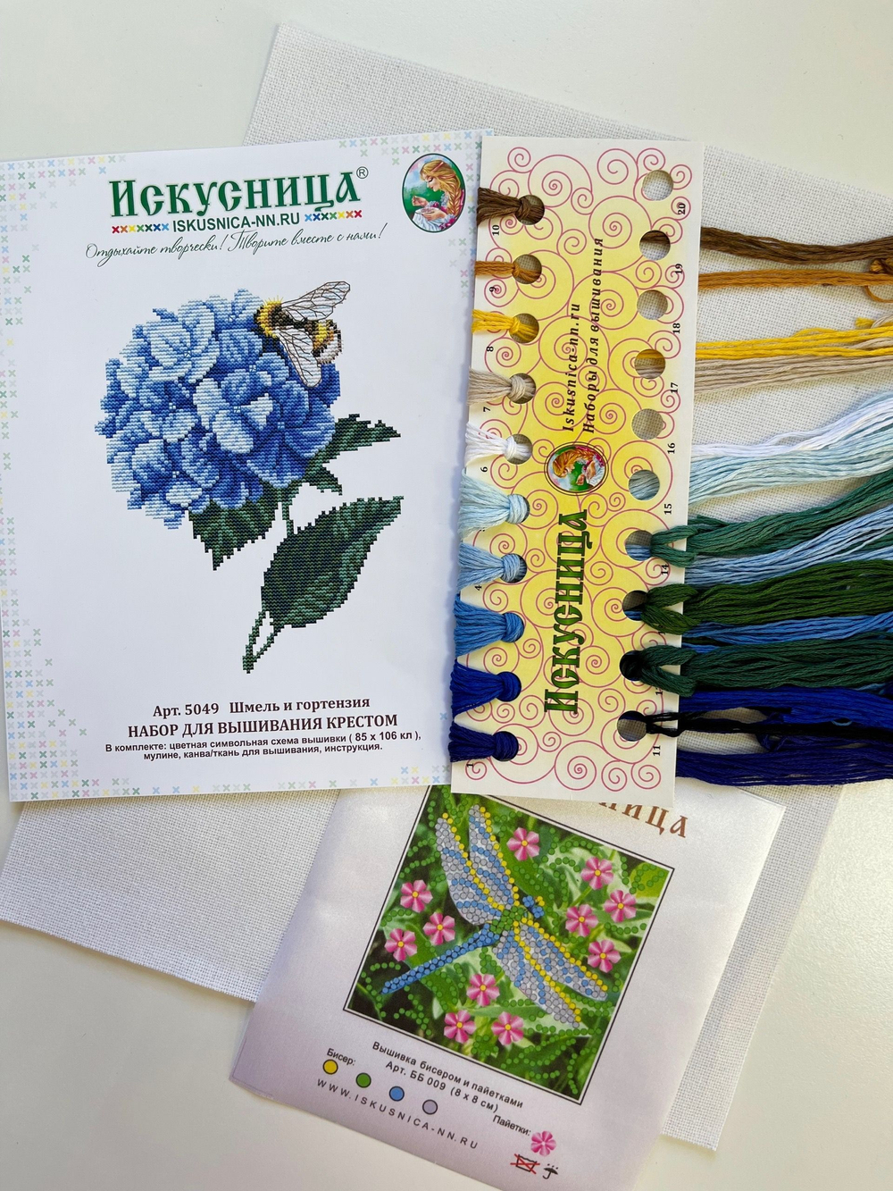 Набор для вышивания крестом Искусница "Шмель и гортензия"