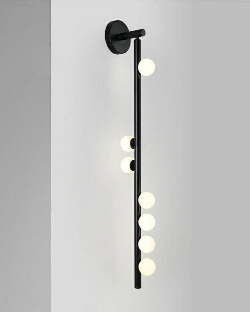 Вертикальное настенное бра в современном стиле