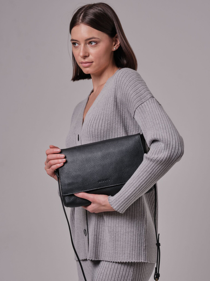 Сумка кожаная на плечо черная