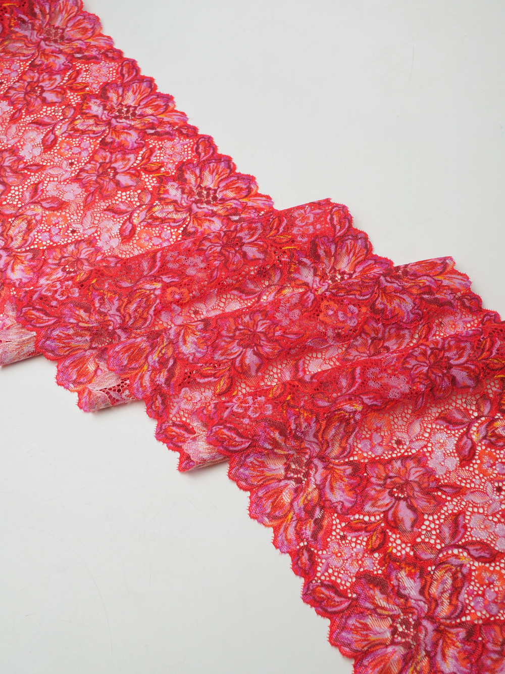 Эластичное кружево красное с мультиколором ширина 22 см ОТРЕЗ 2,9 м (брак)