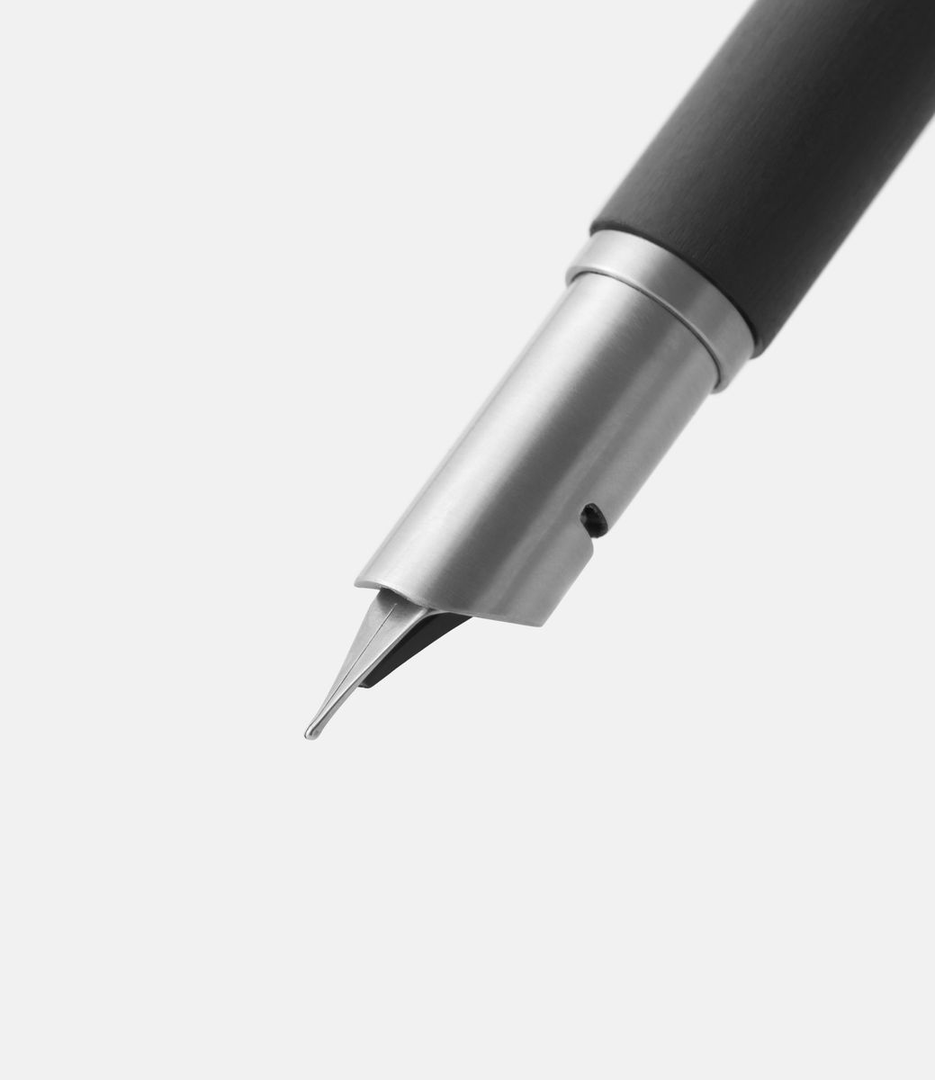 6000 FP Carbon U — перьевая ручка из карбона