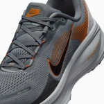 Кроссовки для бега Nike Vomero 18 cool grey/safety orange/wolf grey/black