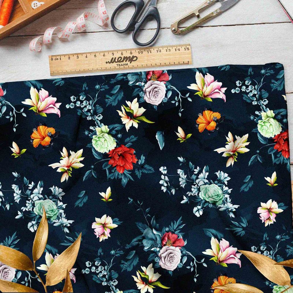 Ткань ниагара цветы на темно-синем фоне