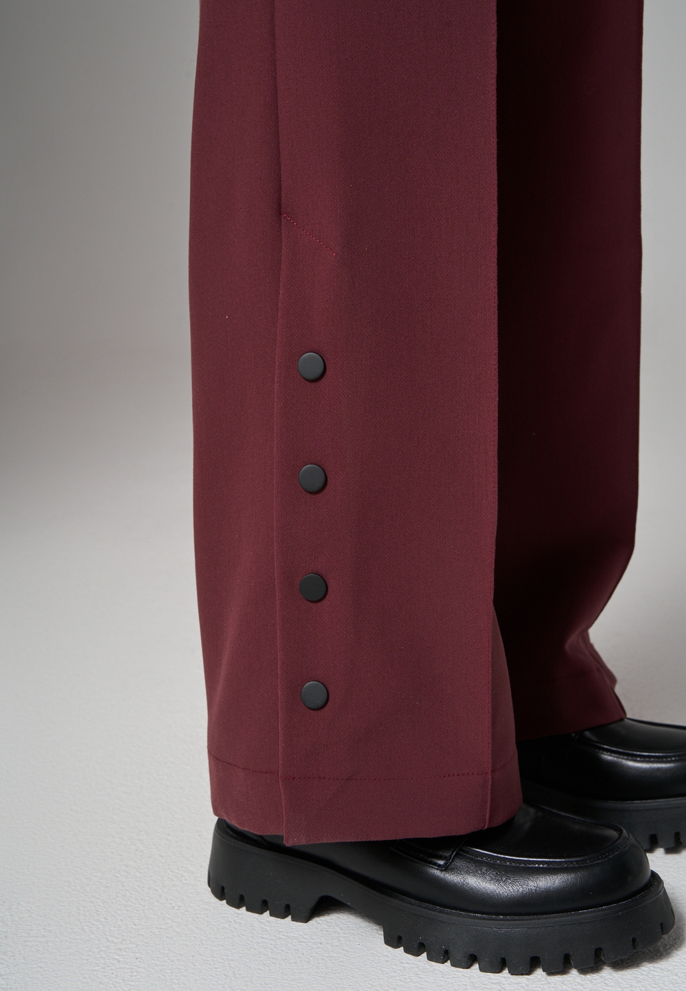 Брюки прямые с кнопками бордовые