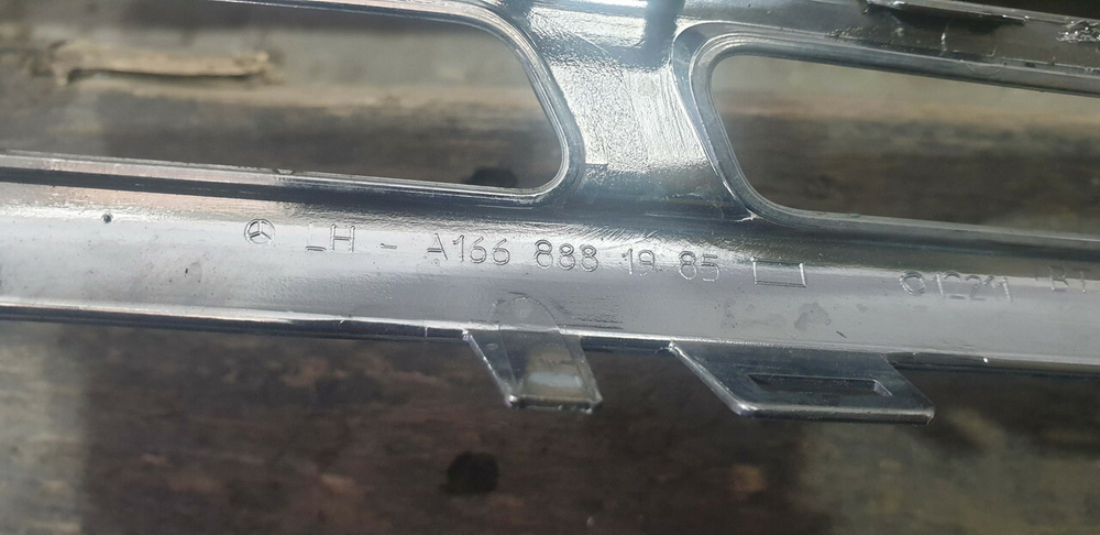 Молдинг решетки радиатора Mercedes GL GLS (X166) 15-19 Б/У Оригинал A1668881985