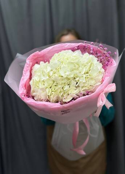 Букет из белой гортензии с добавлением гипсофилы