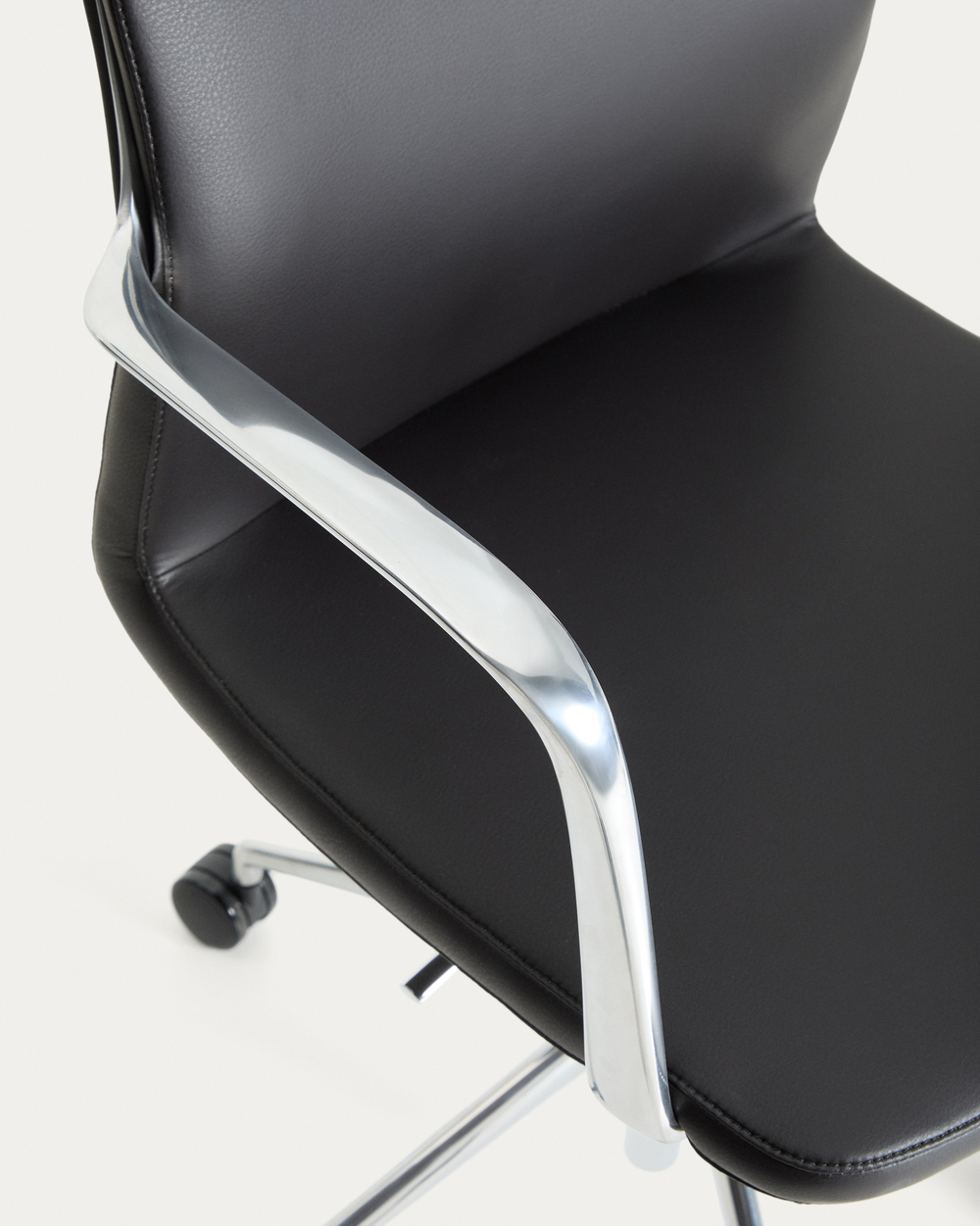 Офисный стул Nerlan из черной экокожи с алюминиевой рамой