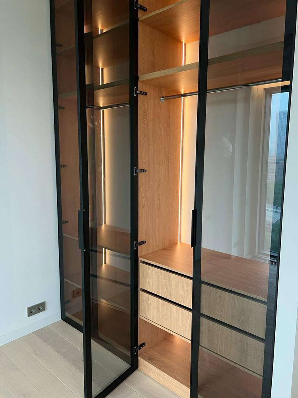 Индивидуальная гардеробная с подсветкой и стеклянными дверями – идеальное решение