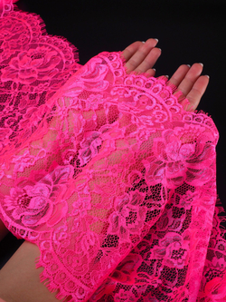 Кружево шантильи розовое неоновое неэластичное ширина 28 см длина 1.45 м
