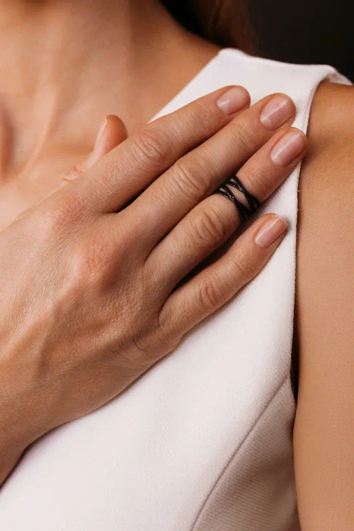 Кольцо фаланговое "Крест-накрест" с черными фианитами