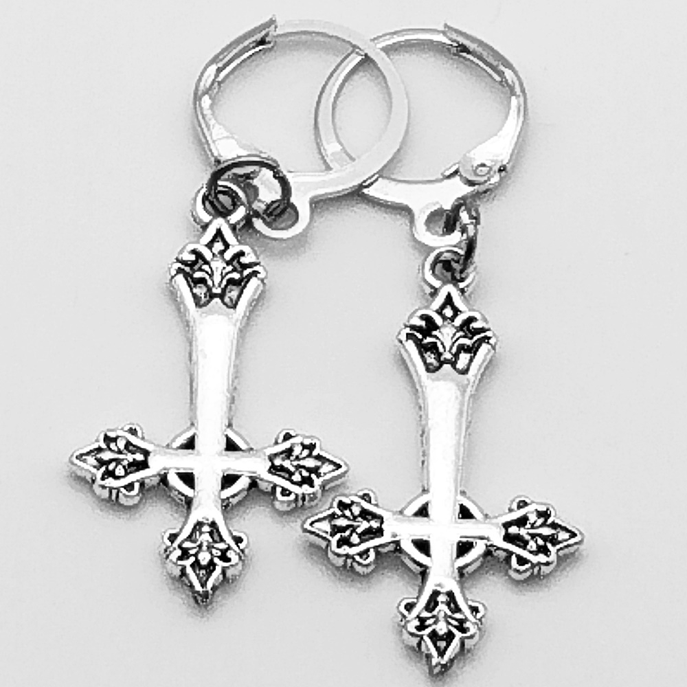 Серьги кольца "Кресты перевёрнутые" для пирсинга ушей под серебро. Бижутерия. Цена за пару.