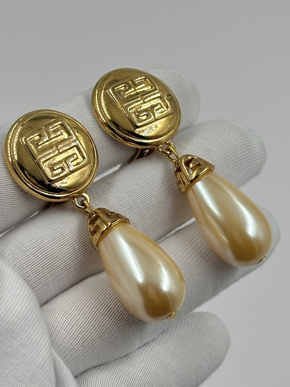 Клипсы с «жемчужными» подвесками Givenchy