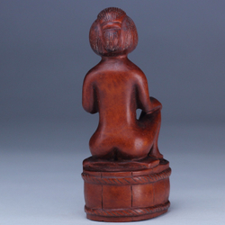 Нэцкэ Красавица моется в бочке