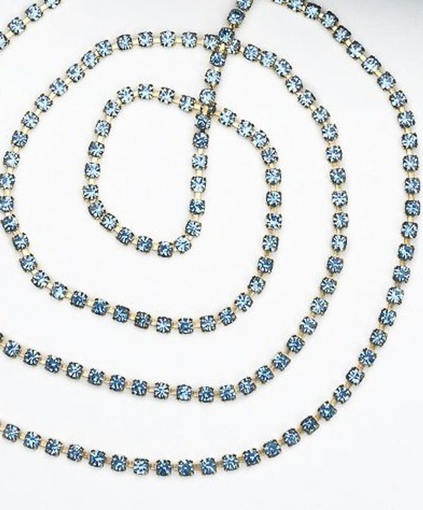 Цепь со стразами, ss 8, ш. 2,4 мм, голубой в золотой оправе