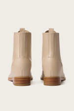 БОТИНКИ ИЗ БЕЖЕВОЙ ТЕЛЯЧЬЕЙ КОЖИ СО СКРЫТОЙ ТАНКЕТКОЙ