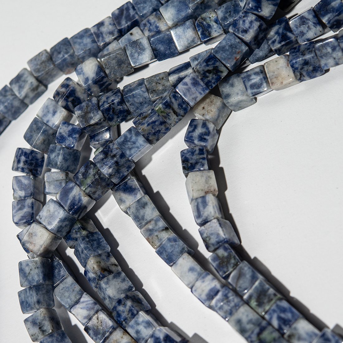 Содалит натуральный, куб 6,6мм