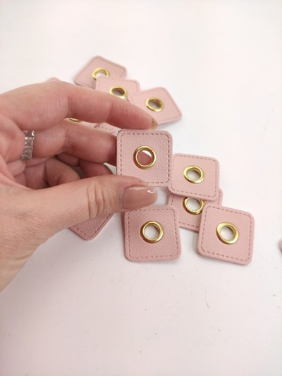 ПУДРА-ЖЕЛТЫЙ Нашивки квадратные с люверсом 28х28 мм (в упаковке 25 шт) (МР72)