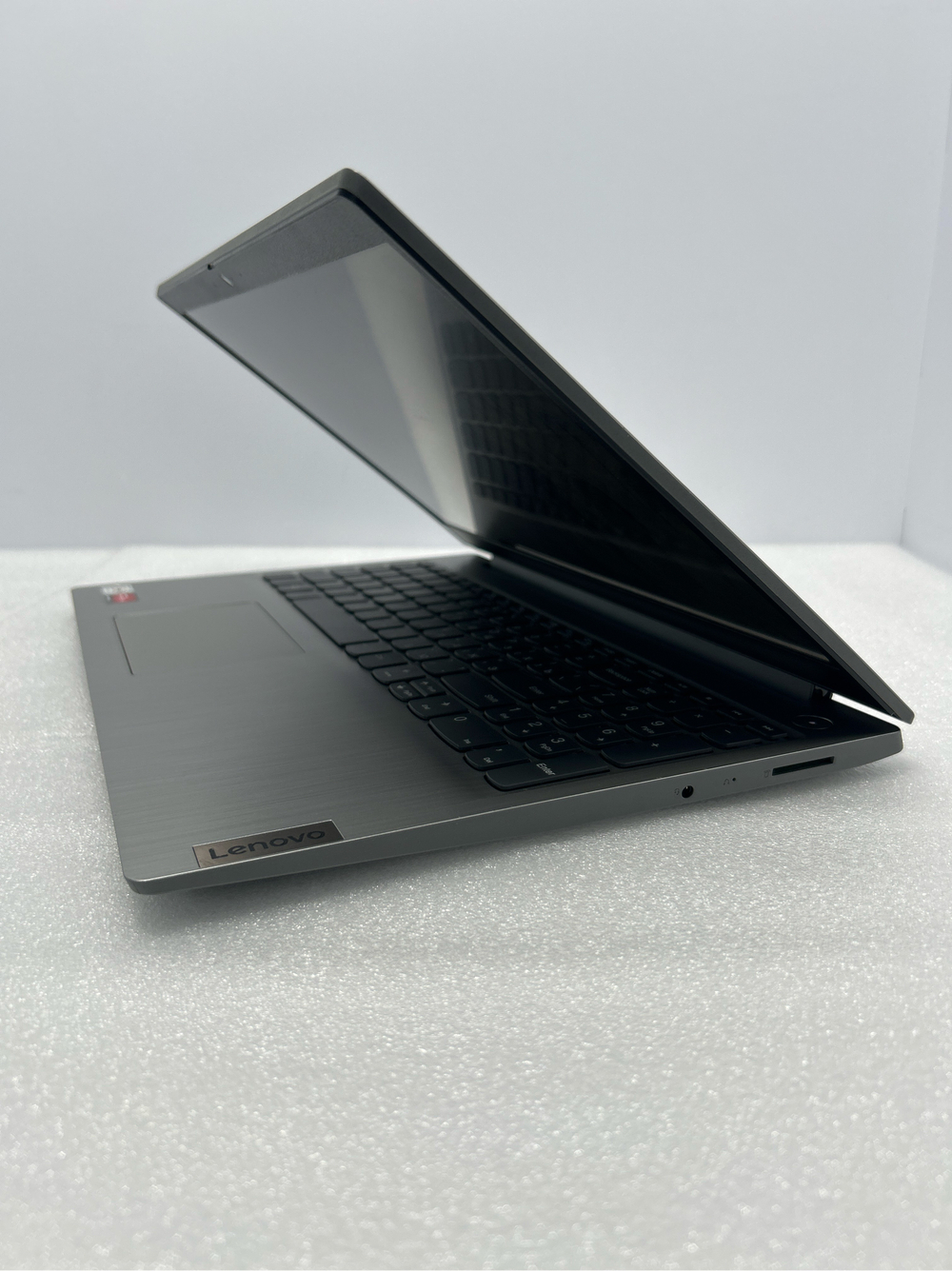 Ноутбук Lenovo IdeaPad 3 15ADA05 (81W10074RK) 15.6"/AMD Athlon 3050U/RAM 4GB/SSD 256GB/AMD Radeon Graphics/1920*1080/TN/DOS/Подсветка кл-ры: НЕТ/серый. Состояние: Уценка/большой след. на матрице от клавиатуры