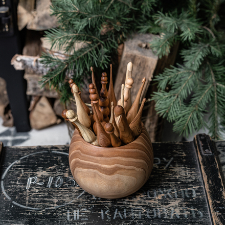 Набор деревянных крючков для вязания из 17 штук с вазой. KN23