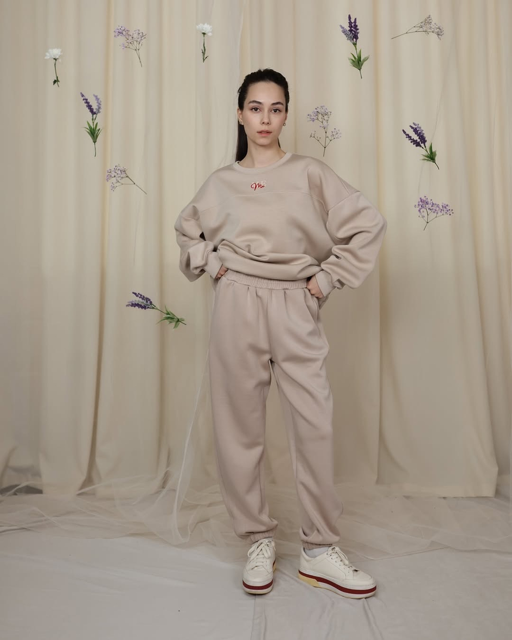 костюм из свитшота и брюк