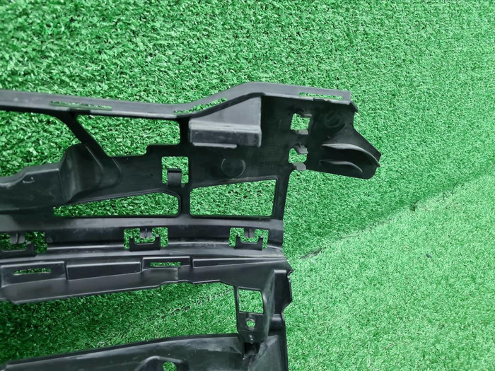 Кронштейн переднего бампера BMW 5er G30 (17-20)