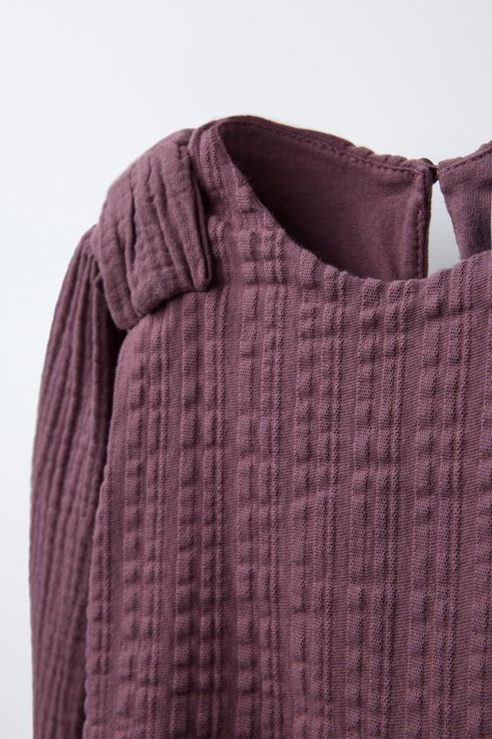 ZARA ПЛАТЬЕ ИЗ РЕЛЬЕФНОЙ ТКАНИ С БАНТАМИ, СЛИВОВЫЙ