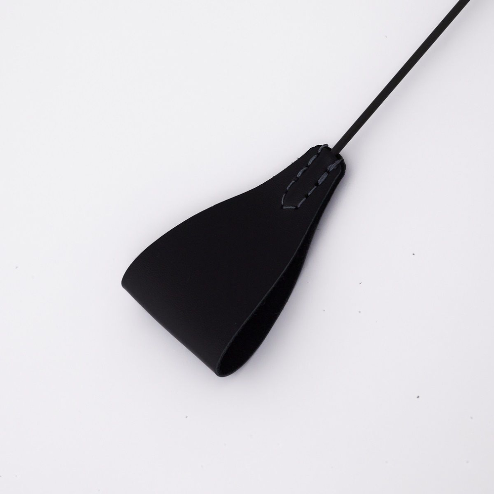 Стек с широким черным кожаным наконечником и металлической ручкой - 67 см.