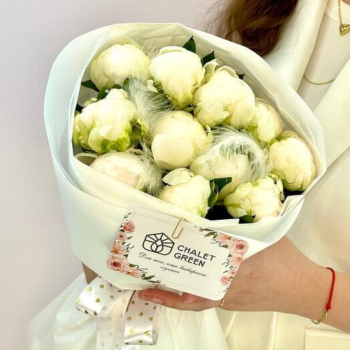 Монобукет из 11 белоснежных пионов Ангел с пёрышками. Монобукет 048 Chalet Green