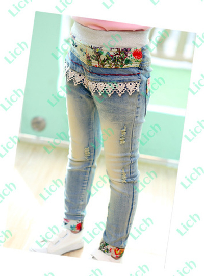 Джинсы с потертостями, кружевом и цветочными вставками