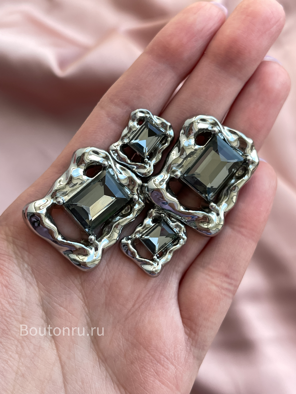 Пуговицы прямоугольные в серебре с камнем мятый металл