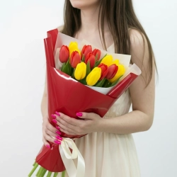 Букет из 11 красно-желтых тюльпанов в упаковке.