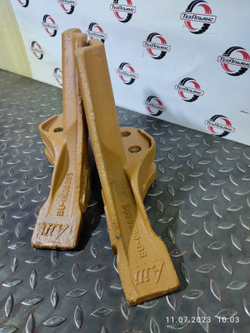 Зуб болтовой BU-O630303 боковой левый CASE 580