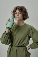 Блузка с длинными рукавами и капелькой на спине из пыльно-зеленого батиста