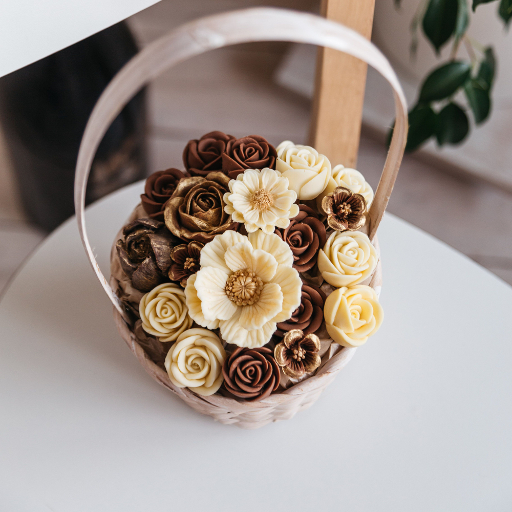 Шоколадный букет "Вкус Любви" в корзинке из тюльпанов, ромашки, роз, подарок на 8 марта, на День Рождения.