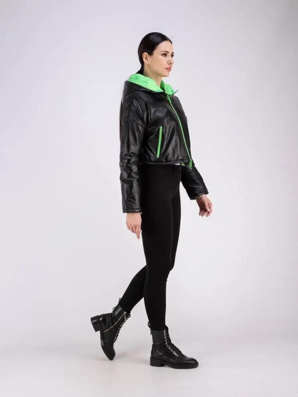 Куртка кожаная короткая утепленная с капюшоном демисезон