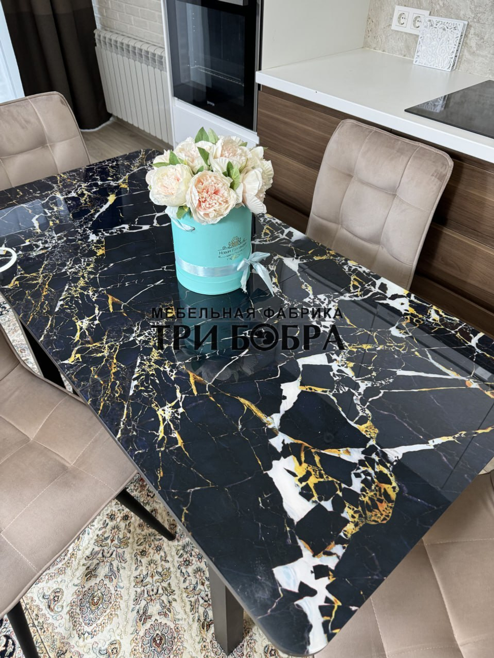 Стеклянный раздвижной стол "Черный мрамор" и стулья "ГУЧИ" капучино