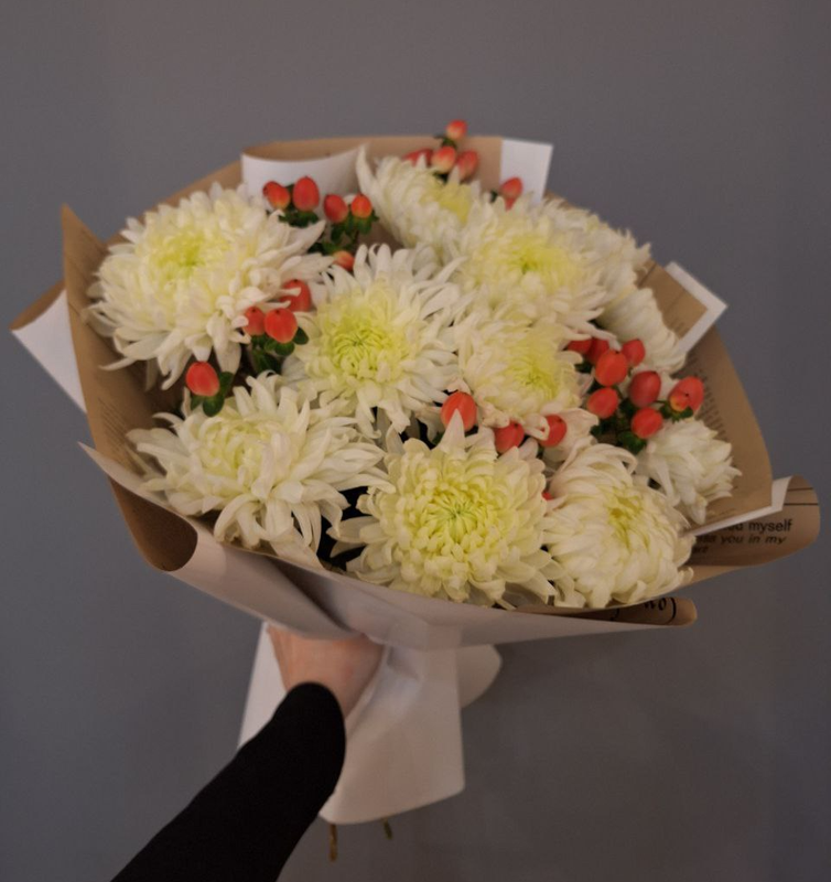 Нежный букет из одноголовых с гиперикумом