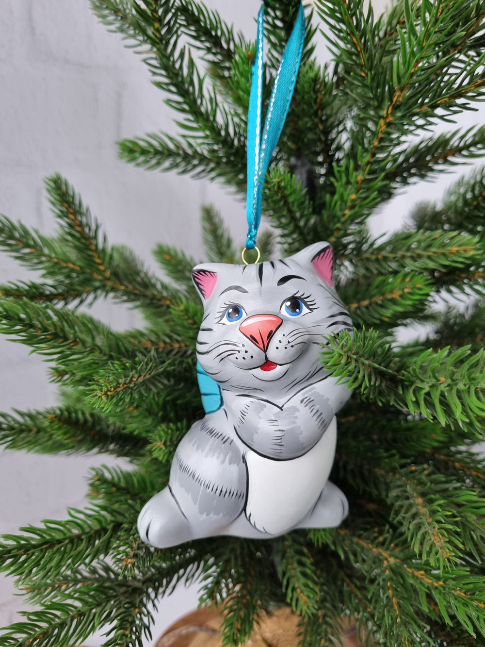 Котик с бантиком ёлочная игрушка из фарфора