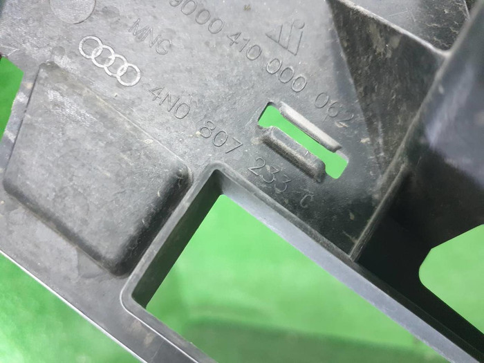 Кронштейн решетки радиатора Audi A8 4 D5 (2017-2021)